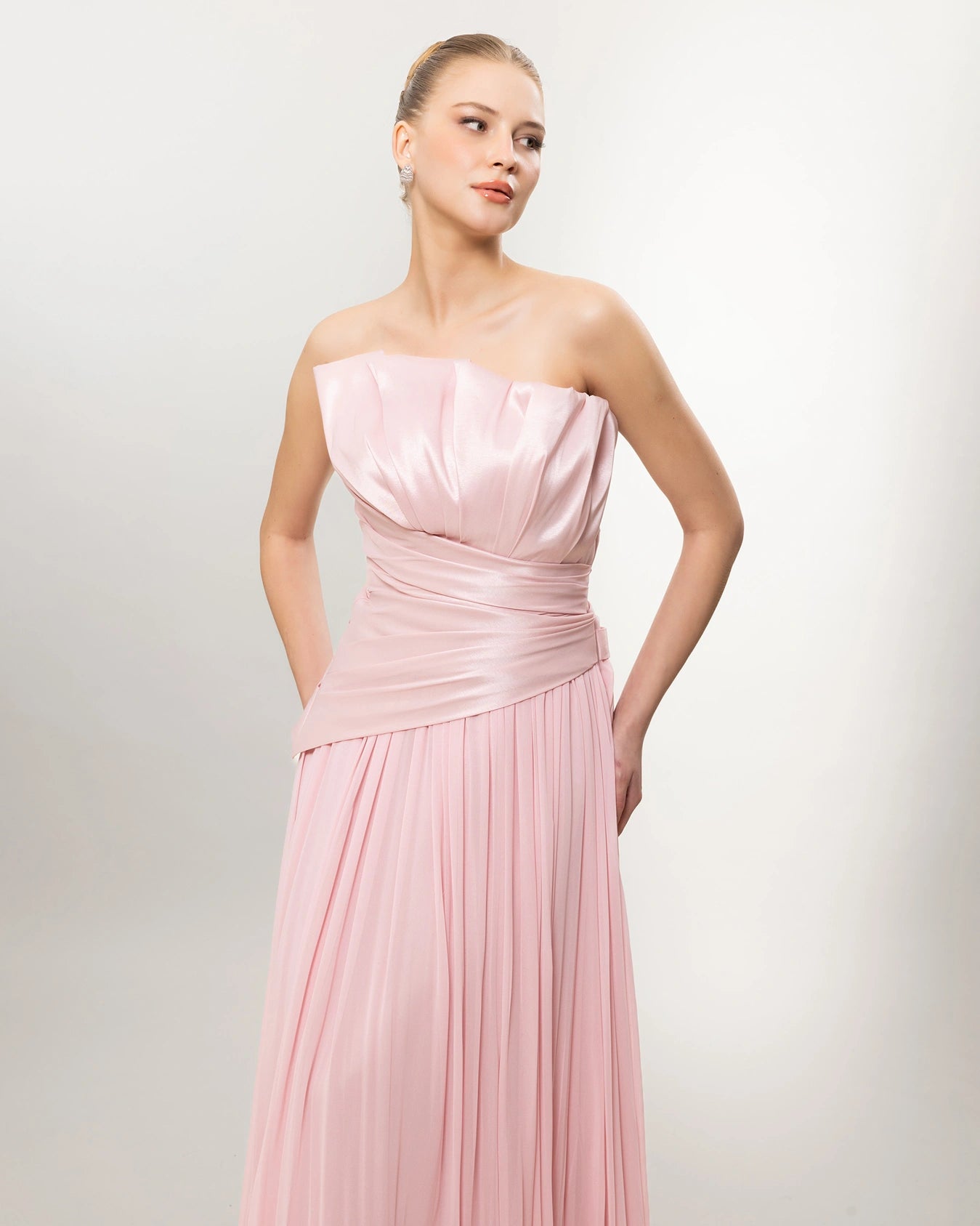 A26027-Straplez Drapeli Pileli Uzun Abiye Elbise