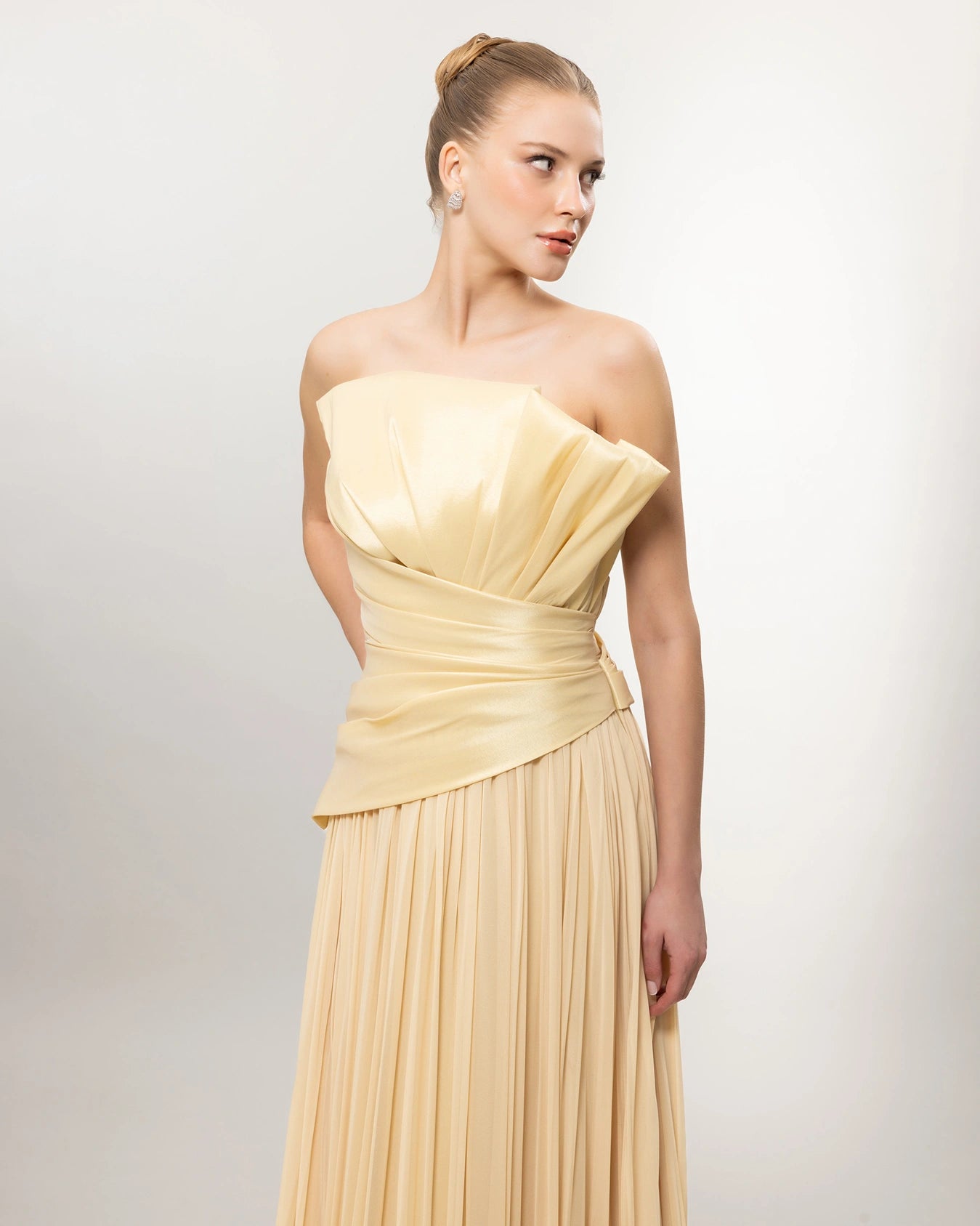 A26027-Straplez Drapeli Pileli Uzun Abiye Elbise