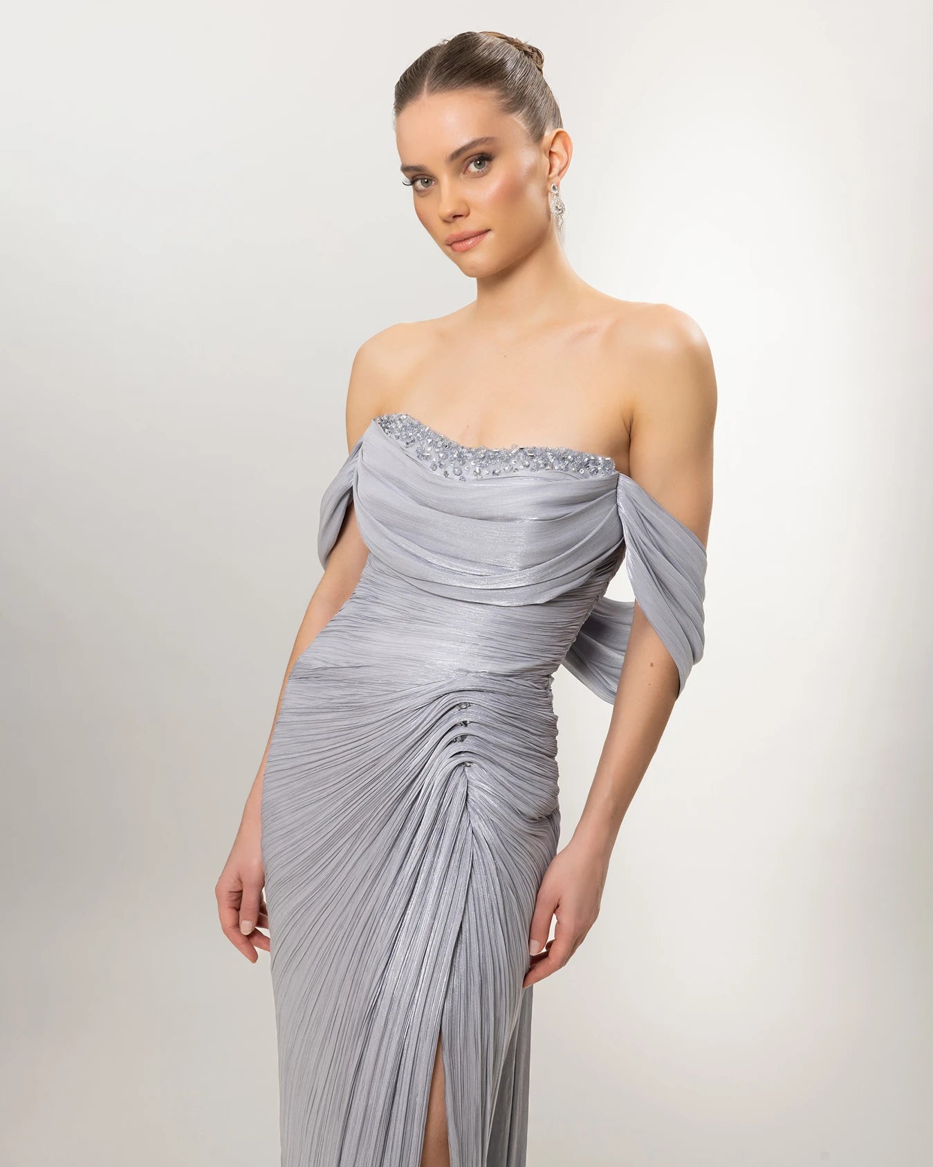 A26120-Zarif Drapeli Düşük Omuz Yırtmaçlı Uzun Elbise