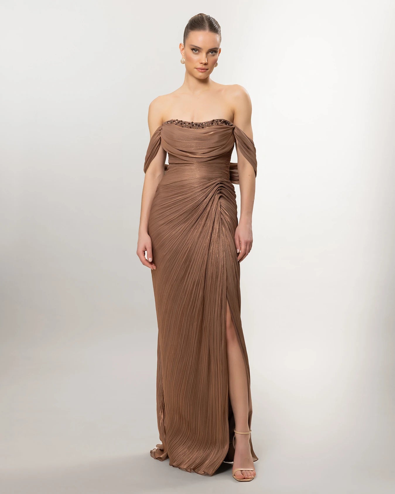 A26120-Zarif Drapeli Düşük Omuz Yırtmaçlı Uzun Elbise