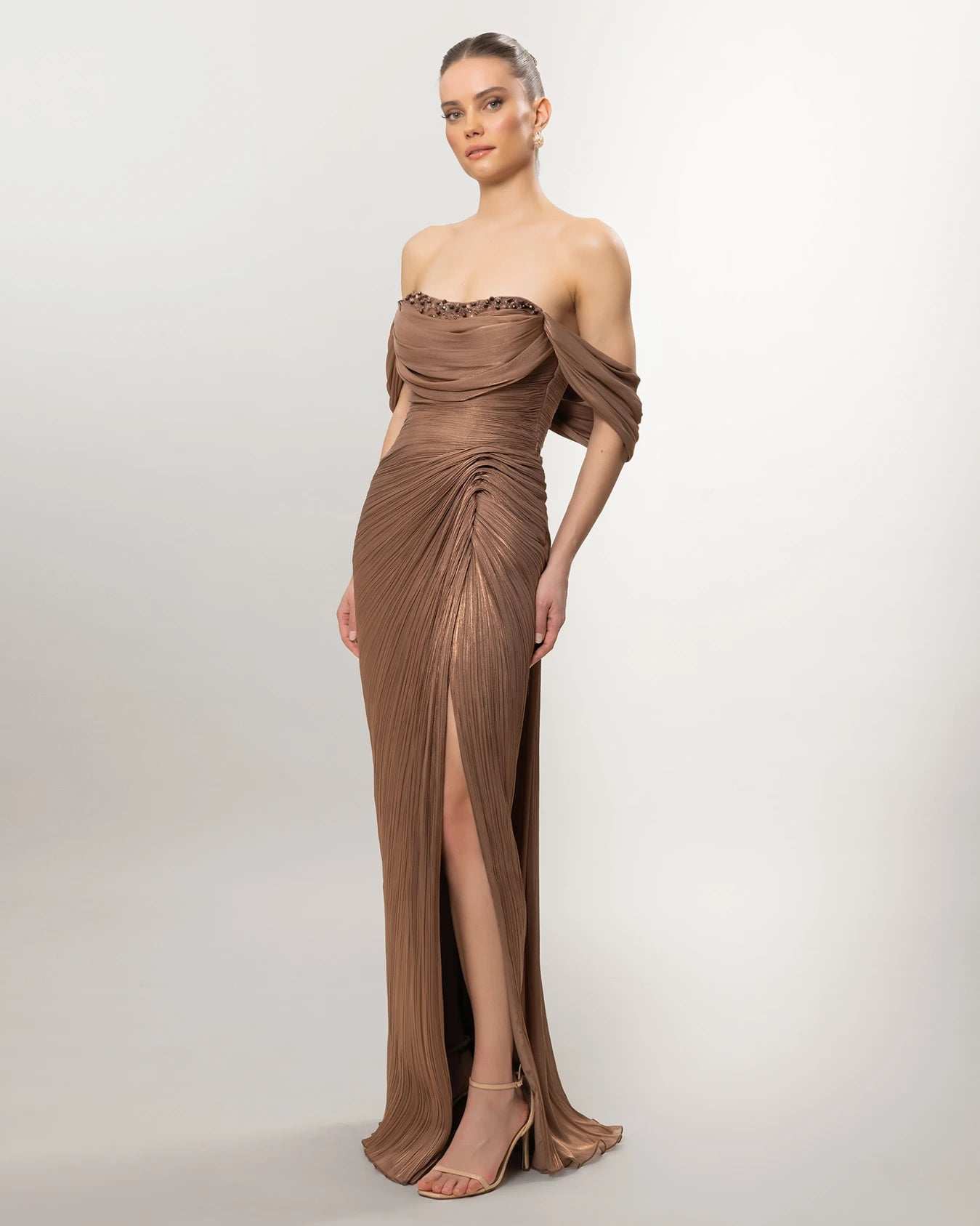 A26120-Zarif Drapeli Düşük Omuz Yırtmaçlı Uzun Elbise