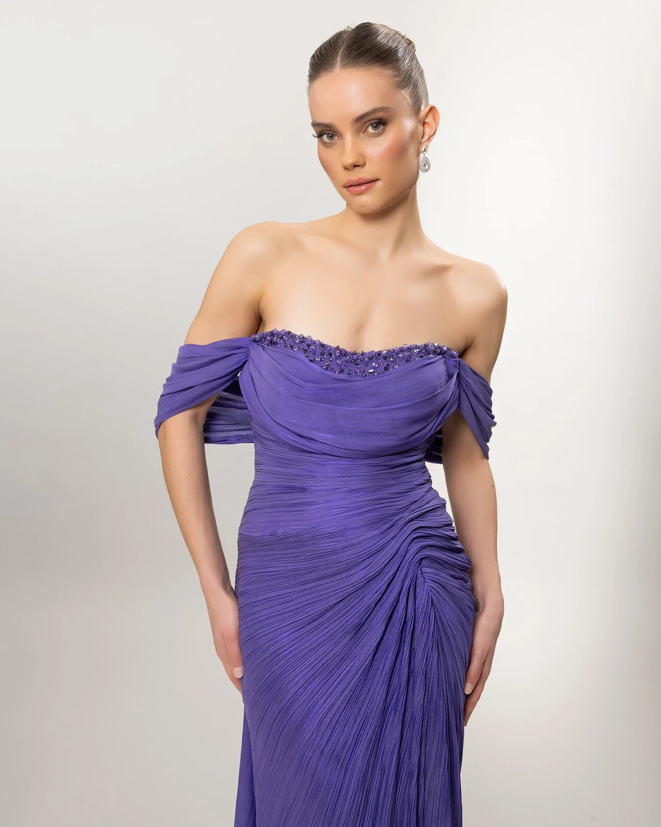 A26120-Zarif Drapeli Düşük Omuz Yırtmaçlı Uzun Elbise