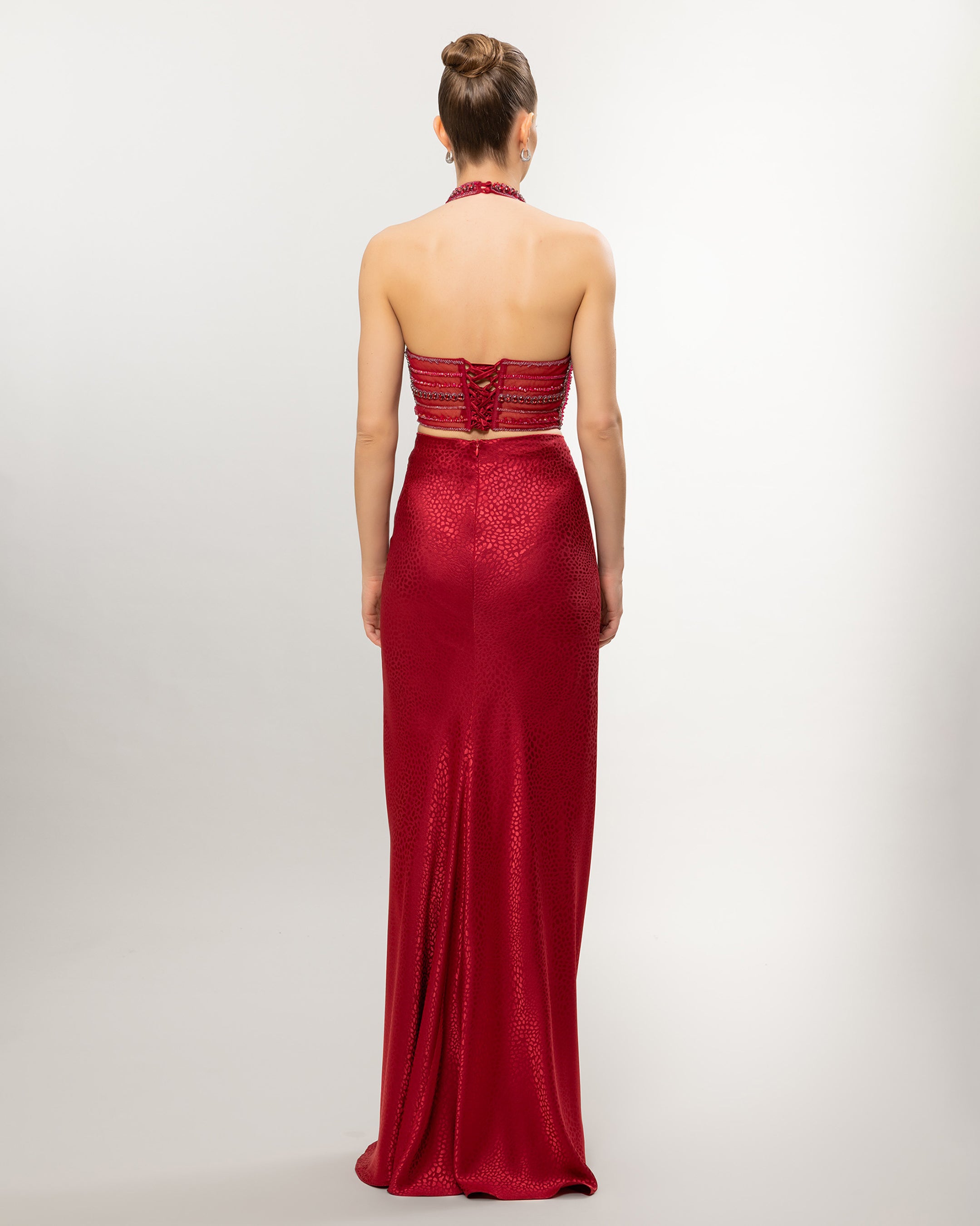 E26107-Halter Yaka Üst Kısmı Taş İşlemeli Yırtmaçlı Abiye Elbise