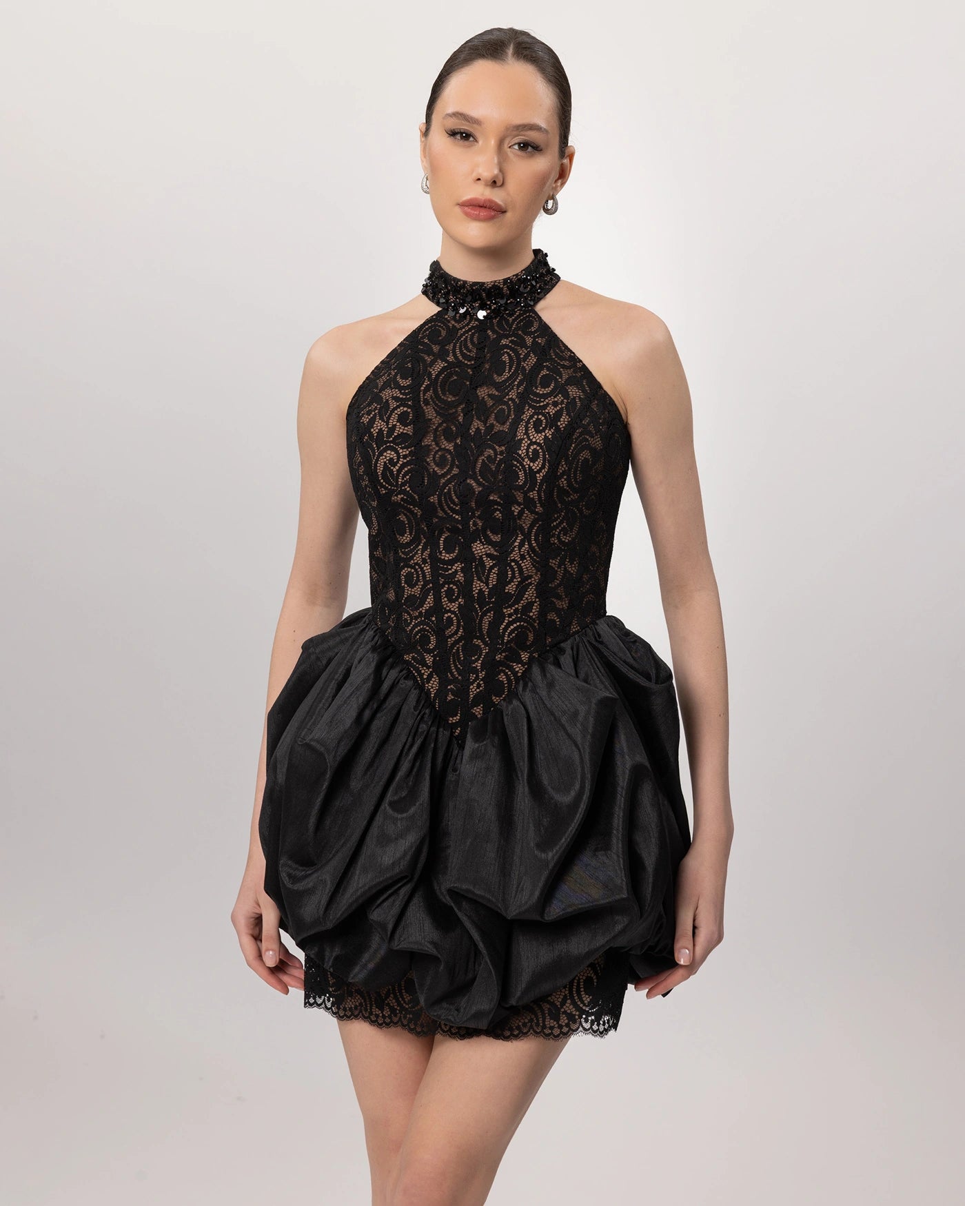E26308-Halter Yaka Dantel Detaylı Mini Abiye Elbise